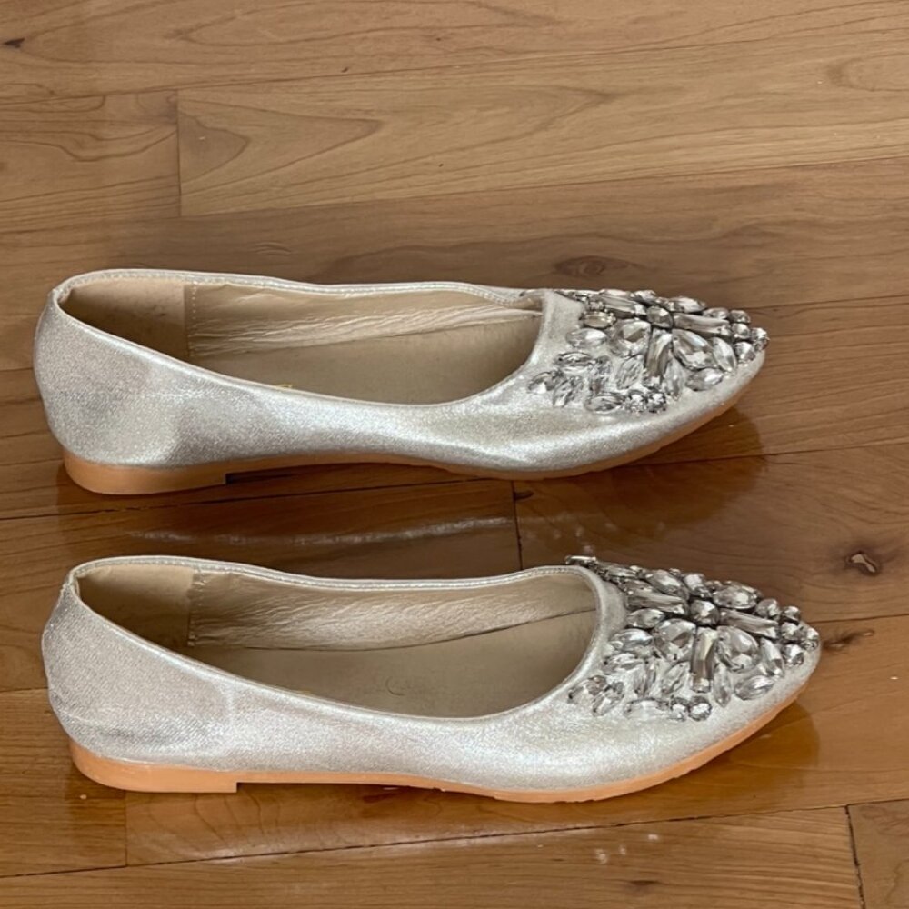 Lily Vanity Metallic Silver Crystal Embellished Flats Size 39 NWOB